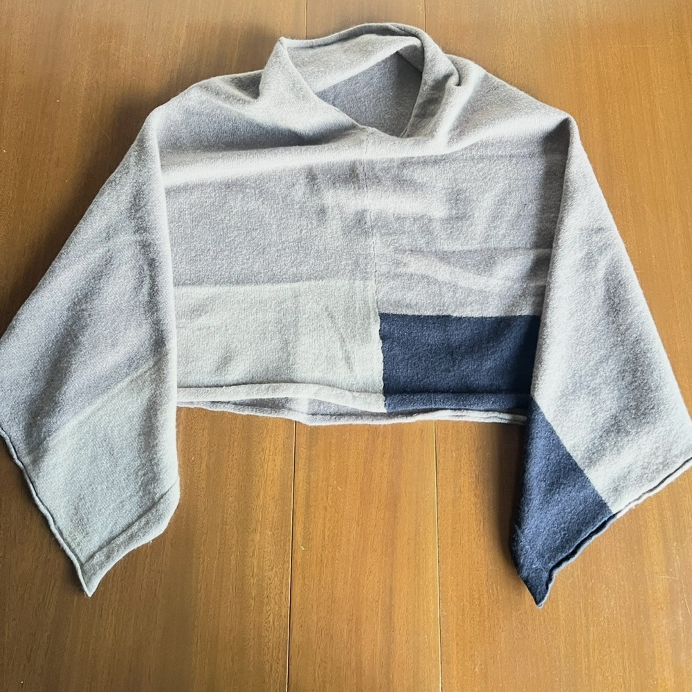 100% cashmere Color Block Poncho